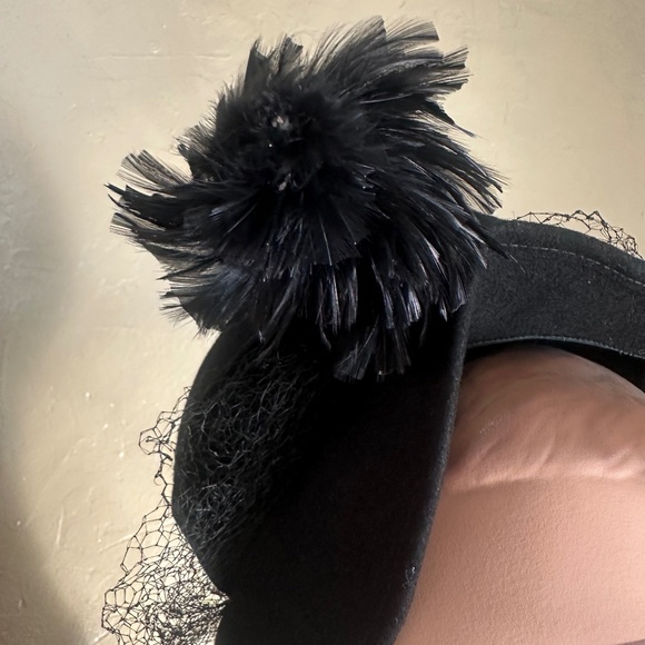 UNIQUE 1940s BLACK FELT HAT WITH BLACK FEATHER  TRIM main image 9